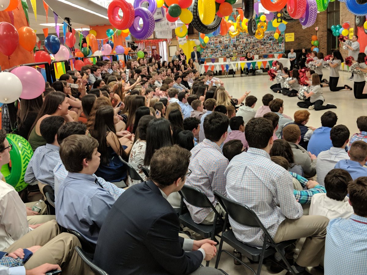 Garden_City_HS's tweet photo. What a party! What a great class! #GCHS #skitnight @gchs_class2018 https://t.co/PjGzxpQjeV