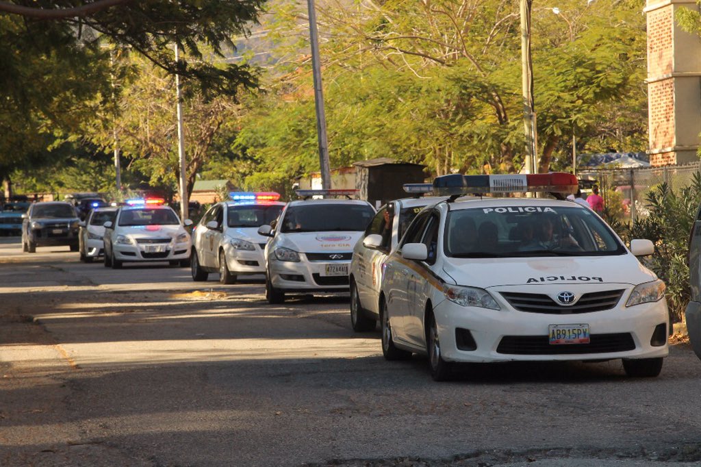 luiscarPSUV's tweet photo. #MirandaSegura esfuerzo de Gobierno que se siente en cada calle, comunidad, urbanismo de #Guarenas, gestión que une los esfuerzos de .@NicolasMaduro @HectoRodriguez @NestorReverol y ahora los índices de violencia han descendido 48% en la Miranda Bolivariana #20MDemocraciaYPaz https://t.co/TF3PsmabZi