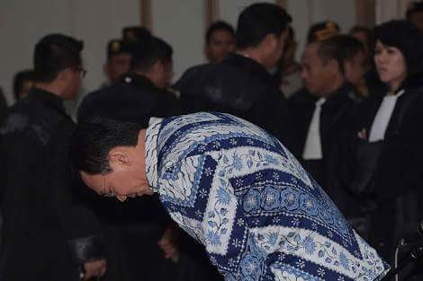 yusuf_dumdum's tweet photo. 1. Buni Yani Divonis Hakim tidak terima dan pekikkan suara takbir dengan emosi

2. Jonru divonis Hakim tidak terima dan pekikkan suara takbir dengan emosi.

3. Ahok divonis Hakim menerima, menunduk dan memberi hormat pada Hakim.

*Siapa yang lebih percaya pada keadilan Tuhan? https://t.co/G6PpOmOB07