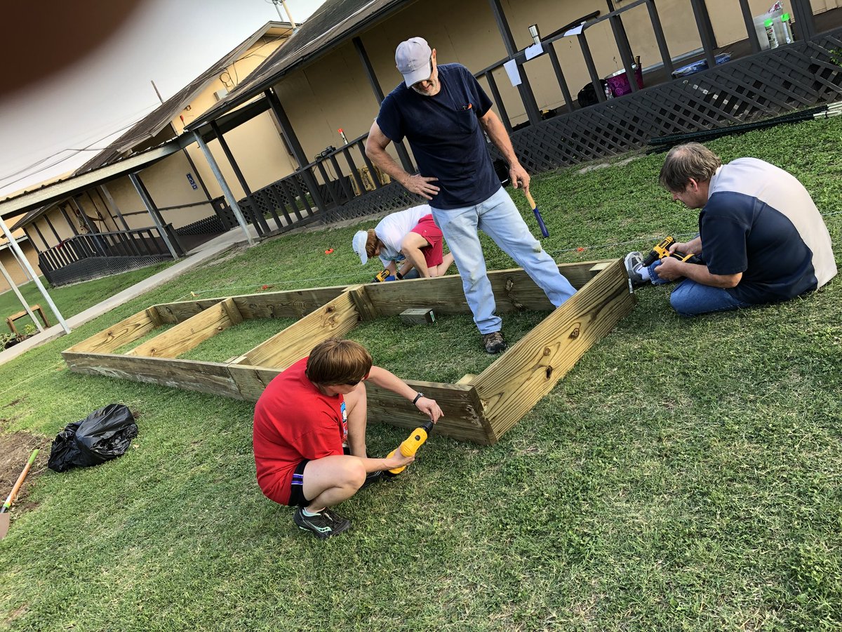 whitmaupin's tweet photo. The new garden at Escandon is started!! 🤗 @EscandonEagles https://t.co/r4OpyJgK6i