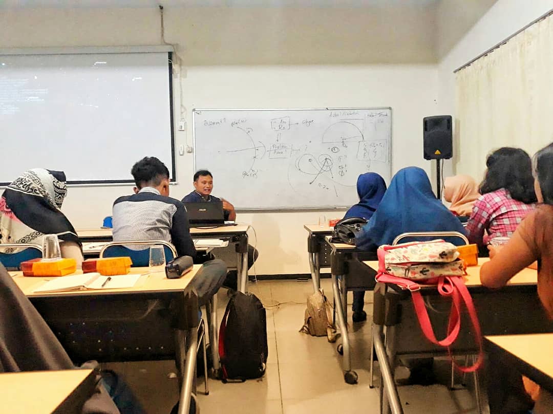 [LAPORAN KULIAH TAMU SERU]
ㅤ
Haloo Selamat Pagi astronomer!
ㅤ
Terima kasih kepada teman-teman yang sudah hadir di Kuliah Tamu Seru perdana kita di tahun 2018 😋
ㅤ
Karena Pak Arinto berhalangan hadir, Kuliah Tamu Seru kemarin diwakilkan oleh Pak Eko yang super kece!