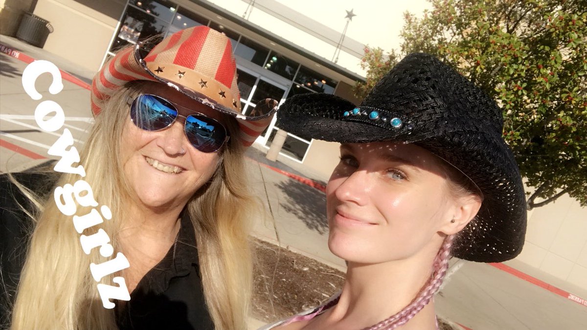 #bsdallas <a href="/blakeshelton/">Blake Shelton</a> we here!!!! Wooot 💃🏼💃🏼