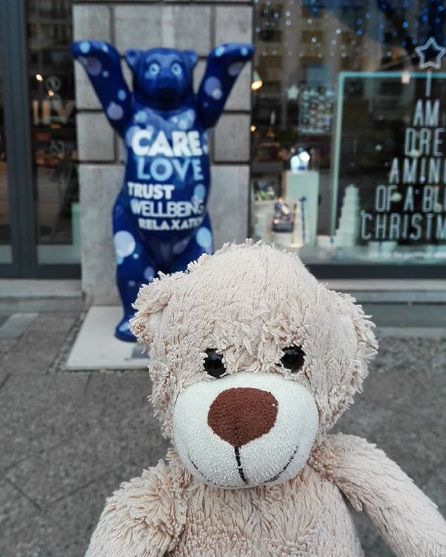 PlushFriendsCZ's tweet photo. New Teddy and blue Nivea bear in Berlin 🐻 Have a nice weekend, friends! 😊💕 #medved #medvidek #teddybear #teddy #bear #ted #plysak #plysaci #toy #toys #plushfriends #stuffedanimal #stuffedtoy #vylet #trip #nivea #berlin #deutschland #germany #visitber… https://t.co/zfah7cNW8d https://t.co/FayEk3zuPd