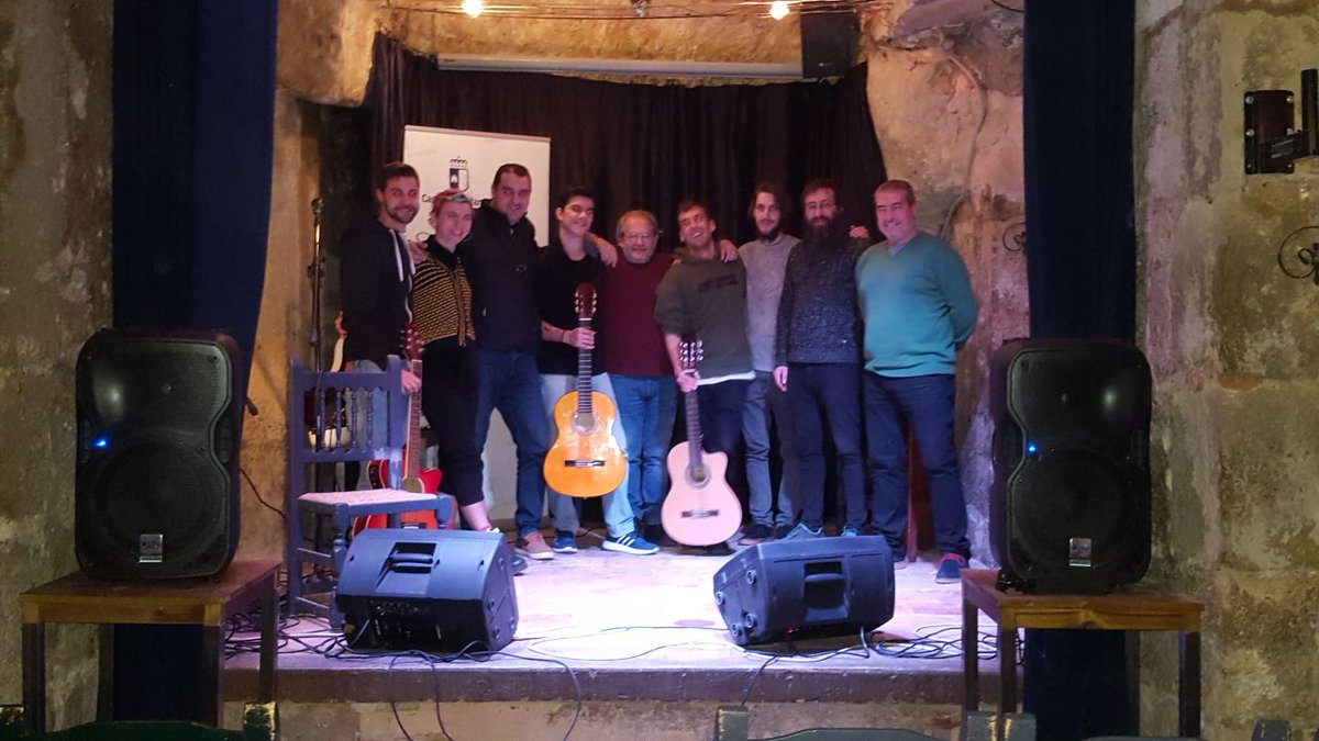 VClaudn's tweet photo. En la sala Rothus de Cuenca. Punto final del micro abierto del II Encuentro de Canción de Autor de Castilla La Mancha. https://t.co/be036jgd6c