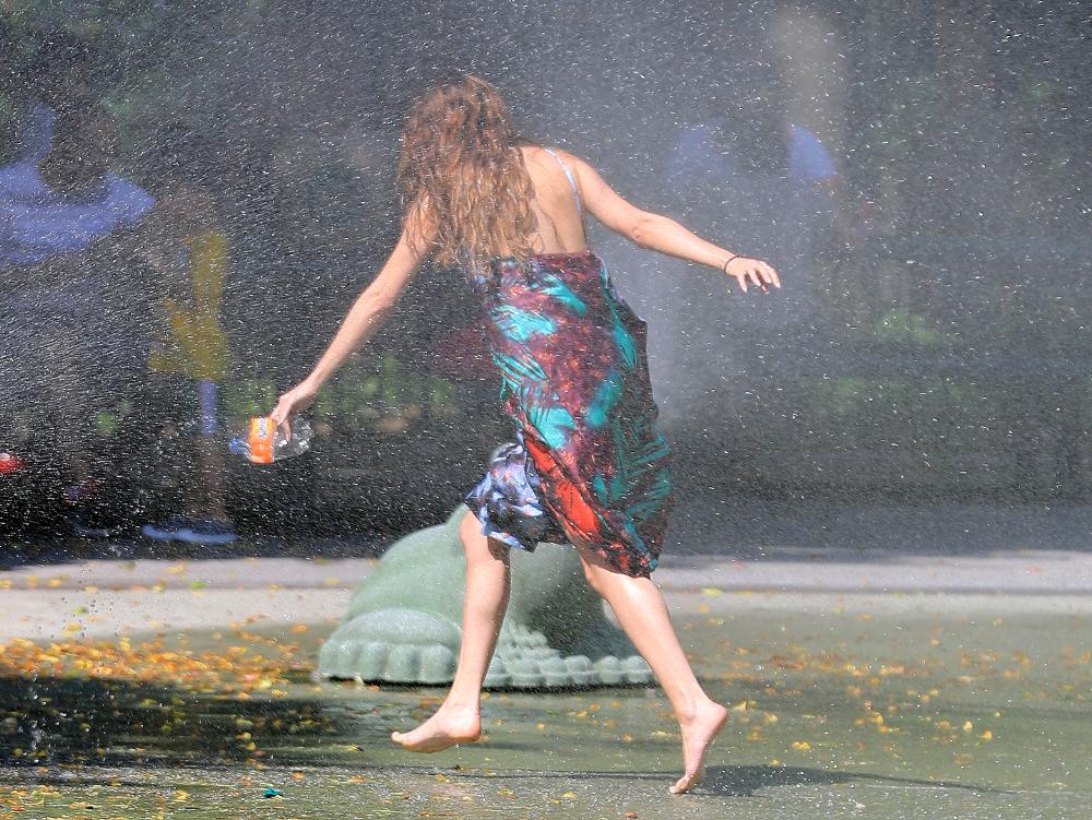 В платье под дождем. Человек бежит под дождем. Фотосессия с мокрыми волосами. Она промокла под дождем. Танцующая девушка под летним дождем.