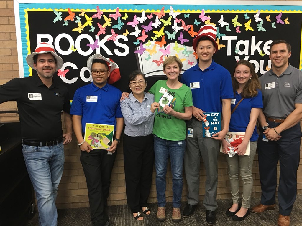 CFISDnoticias's tweet photo. .@CyFairISD MaryLynn Kallina from @energyinsights presents a $500 gift card to the @HolmsleyCFISD librarian, for the library.

MaryLynn Kallina, representante de @energyinsights hace entrega de tarjeta de $500 para biblioteca de @HolmsleyCFISD @AnaDiaz_I17 
#ReadAcrossAmericaWeek https://t.co/DOzPC117v4