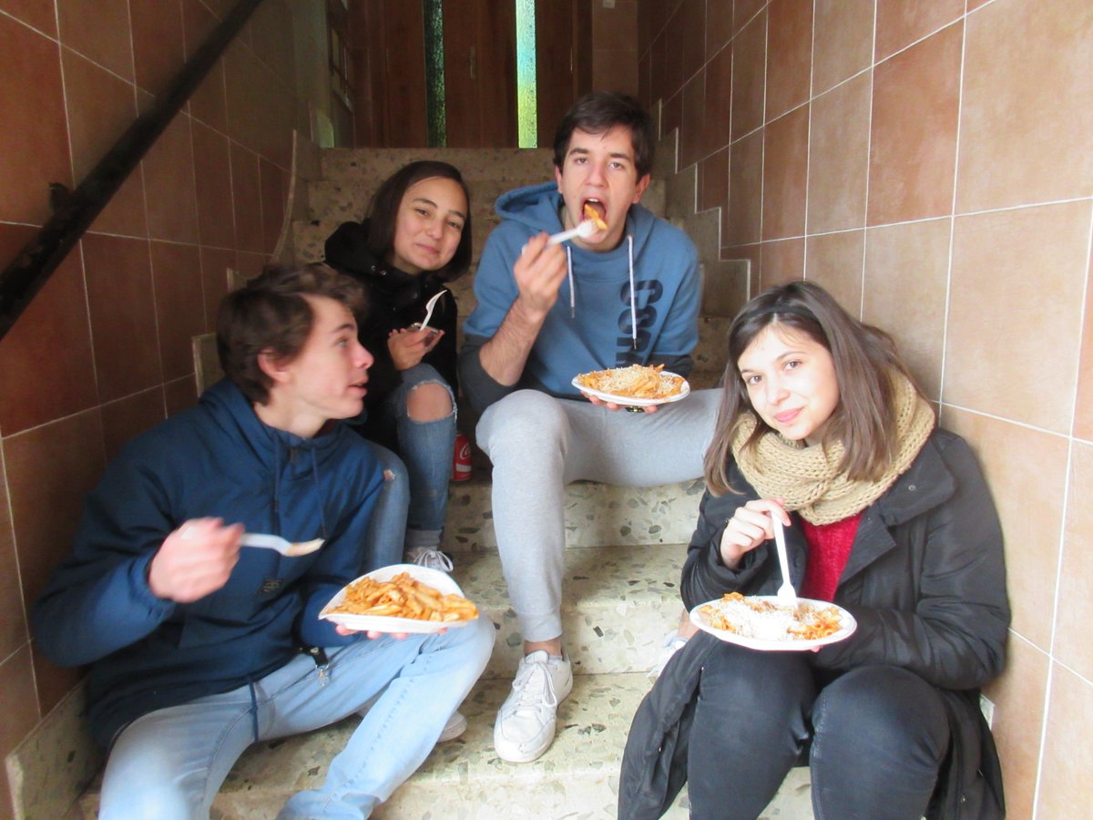 SalesGuada's tweet photo. Y hoy también hemos tenido la "macarronada". Los alumnos del colegio han podido comerse un plato de macarrones por 6€ con el objetivo de donar toda la recaudación para las campañas anuales de @manosunidas. #bacsalgu #esosalgu #colegiosalesiano #macarronada #sinchorizoporcuaresma https://t.co/0FiepmuZRk