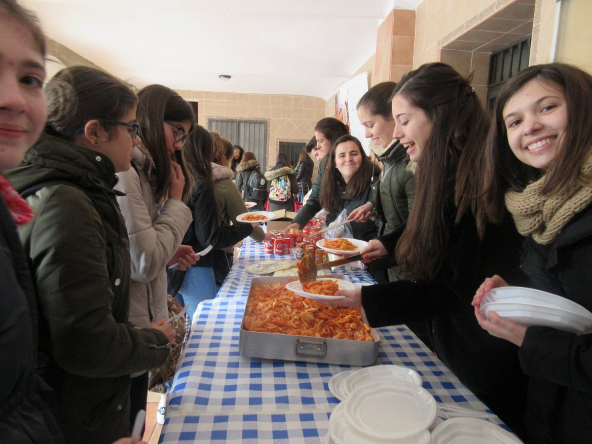 SalesGuada's tweet photo. Y hoy también hemos tenido la "macarronada". Los alumnos del colegio han podido comerse un plato de macarrones por 6€ con el objetivo de donar toda la recaudación para las campañas anuales de @manosunidas. #bacsalgu #esosalgu #colegiosalesiano #macarronada #sinchorizoporcuaresma https://t.co/0FiepmuZRk