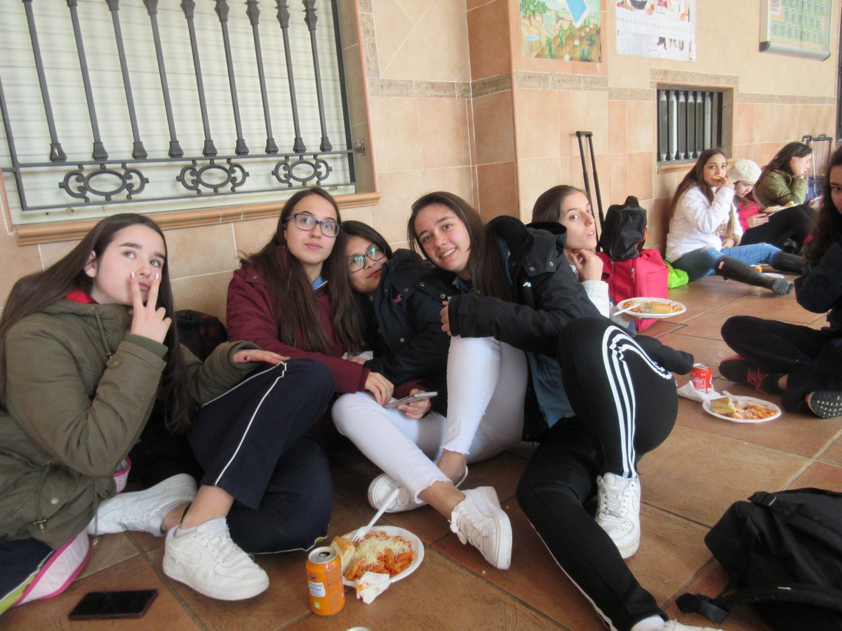 SalesGuada's tweet photo. Y hoy también hemos tenido la "macarronada". Los alumnos del colegio han podido comerse un plato de macarrones por 6€ con el objetivo de donar toda la recaudación para las campañas anuales de @manosunidas. #bacsalgu #esosalgu #colegiosalesiano #macarronada #sinchorizoporcuaresma https://t.co/0FiepmuZRk
