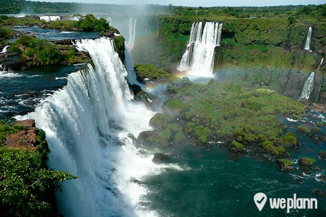 Cataratas do Iguaçu. O nome vem do tupi-guarani e significa 'água grande'. 💚