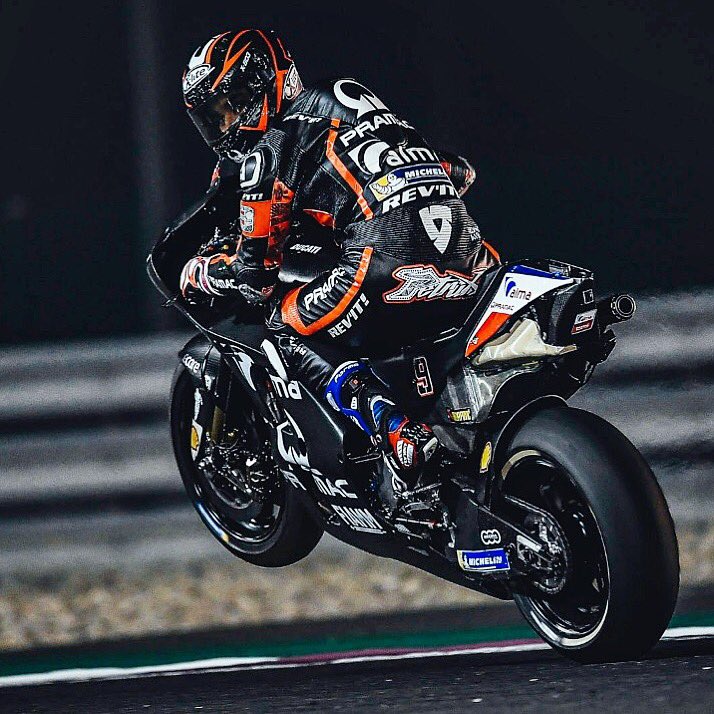 Petrux9's tweet photo. Impennate differenti. 
Divergent wheelies. 

📸 @FAlex79 https://t.co/5u7uxsaHvd