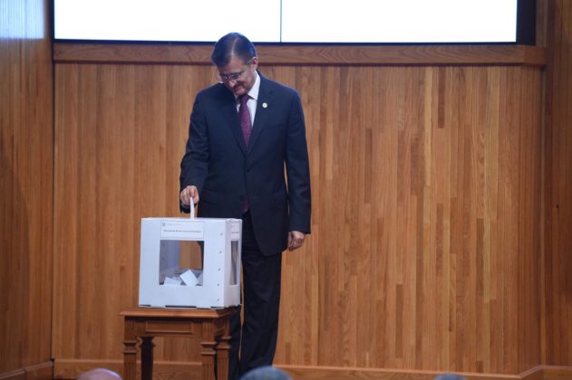 CANAL44TV's tweet photo. #44Lab Aprueban separación definitiva del rector @tonatiuhbp, lo sucede Miguel Ángel Navarro https://t.co/nVAkGxn8AQ https://t.co/PYxrBe1QhY
