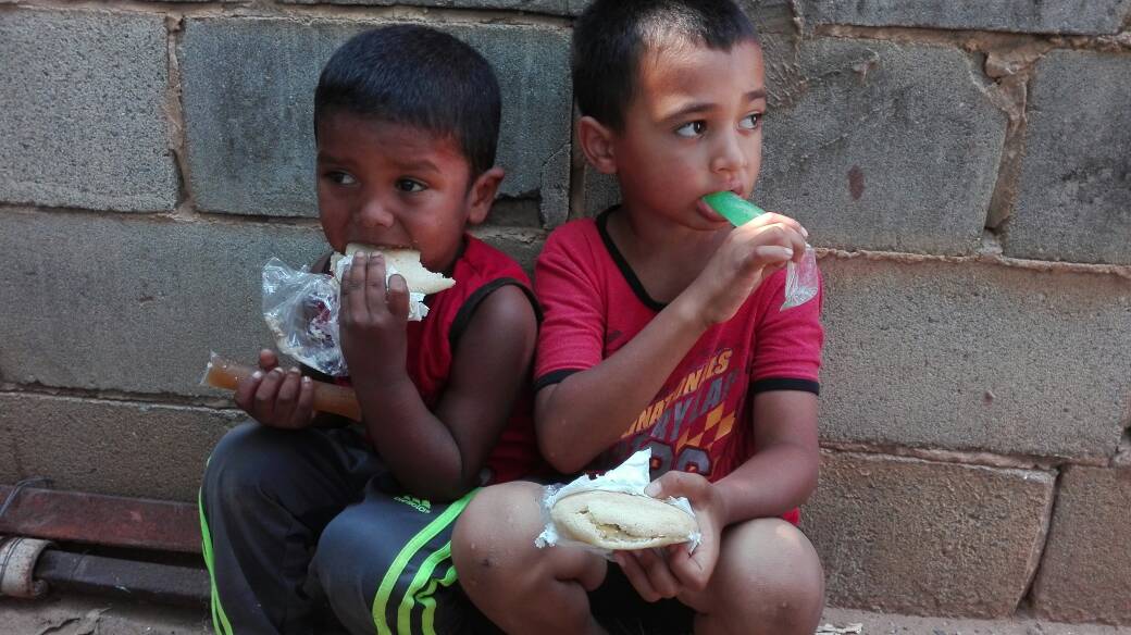 juntosportivzla's tweet photo. Una #GoticaDeCariño para los niños de la parroquia San Benito municipio Cabimas. #JuntosPorTi https://t.co/MGEXeOyWmg
