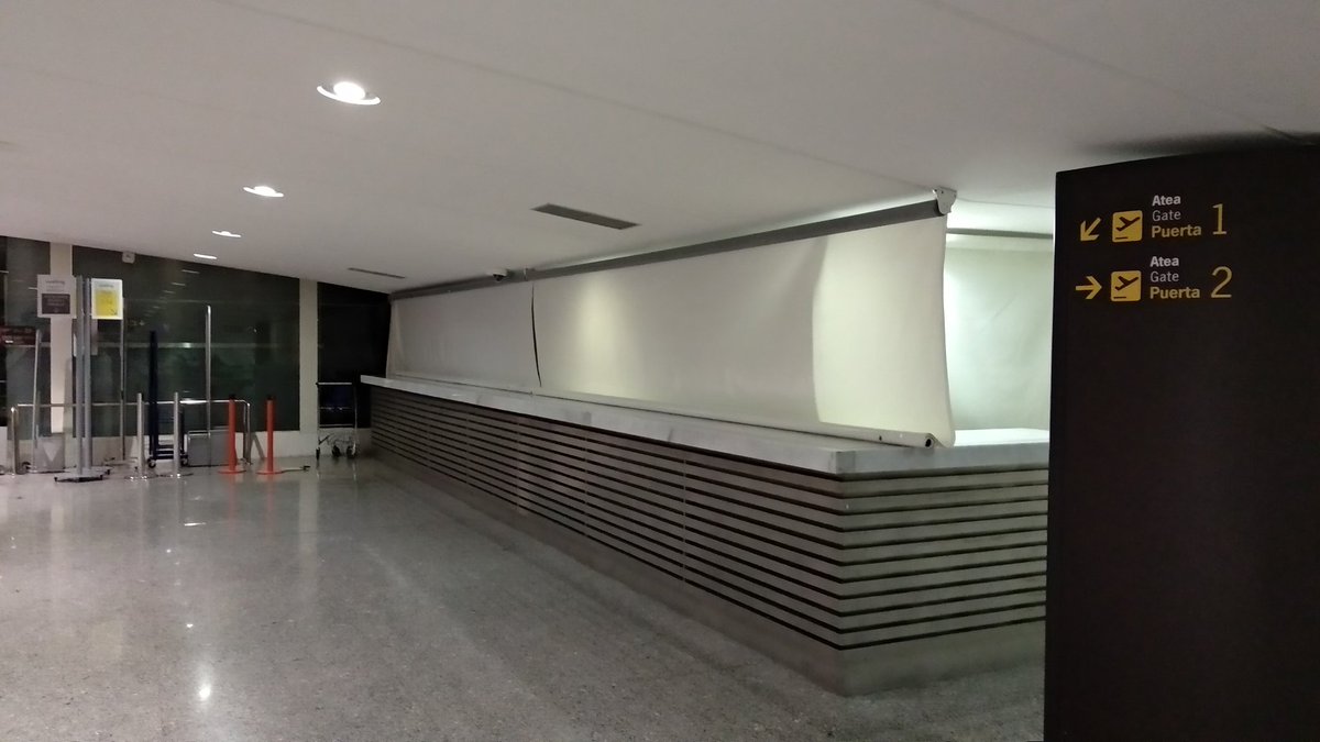 oceansielu's tweet photo. @vueling  Cuando te dicen, diríjase a la puerta de embarque 1 a por su refrigerio. (Después de dos horas de retraso) y te encuentras esto... https://t.co/yvChbuZQPw