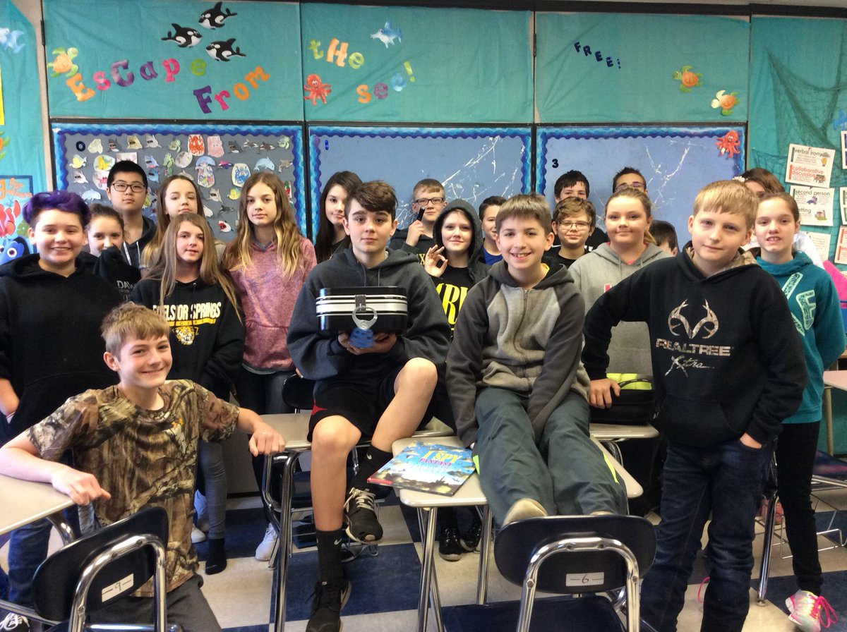 jschleiden11's tweet photo. These crazy kids broke out! #breakoutedu #esmsbestyearever #grammartest https://t.co/6J09cYqOl8