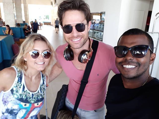 rullinaticas's tweet photo. Con @sebastianrulli y @anboy88
#Repost #jurbina26
Viajar a Cancún es lo mejor del mundo pero lo hace inigualable encontrarte a tus actores de novelas favoritos en medio del desayuno!!!
#ConLaCorreaSuelta #Novelas #Teresa #ArturoDeLaBarrera #LunaTurquesa… https://t.co/NO4u3ZEE4p https://t.co/Q9EcBxOyao