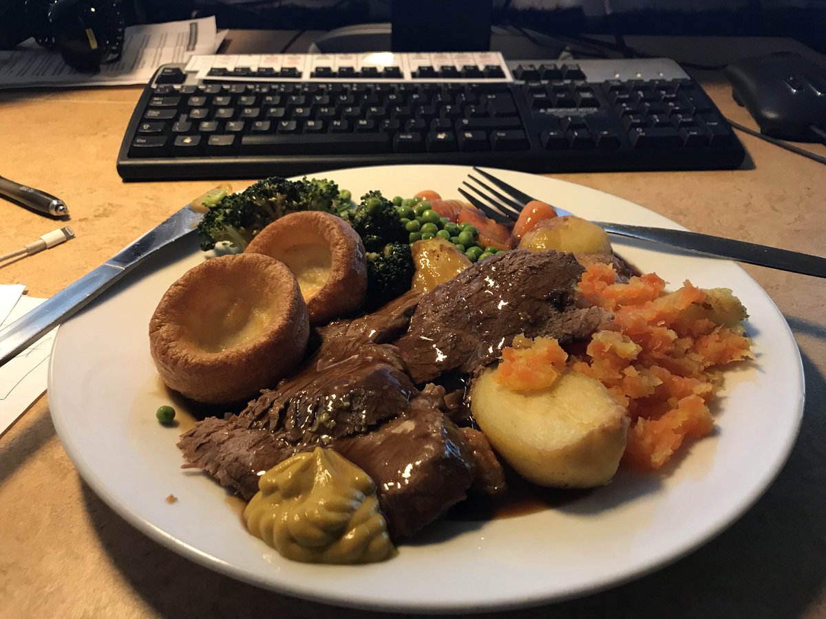 Thankyou to Green Watch Kingswood for helping Control out in their hour of need with a fabulous roast beef dinner 👍 #999 #avonfireandrescue #control #kingswoodfirestation #businessasusual #nosnowday