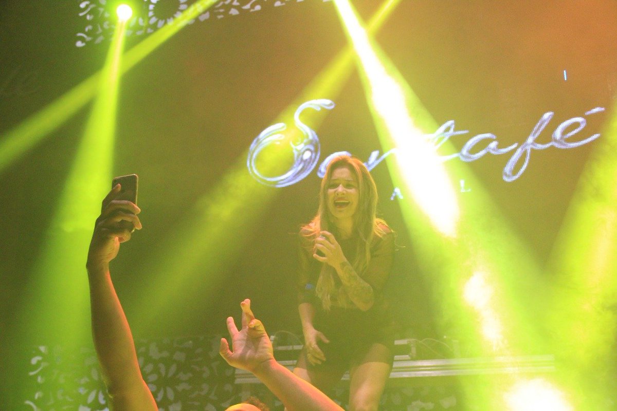 TaynaAgazzi's tweet photo. Quinta pode??? Clarooooo hahaha de ontem no @santafe_hall 🔥 Amo o palco e toda essa energia positiva que recebo do público! Por mais dias como esse 🙏🏻 #santafehall #goiania #taynaagazzi #beijoetchau #deontem #tayna #vortexdigital https://t.co/g8lk6YD7Jg
