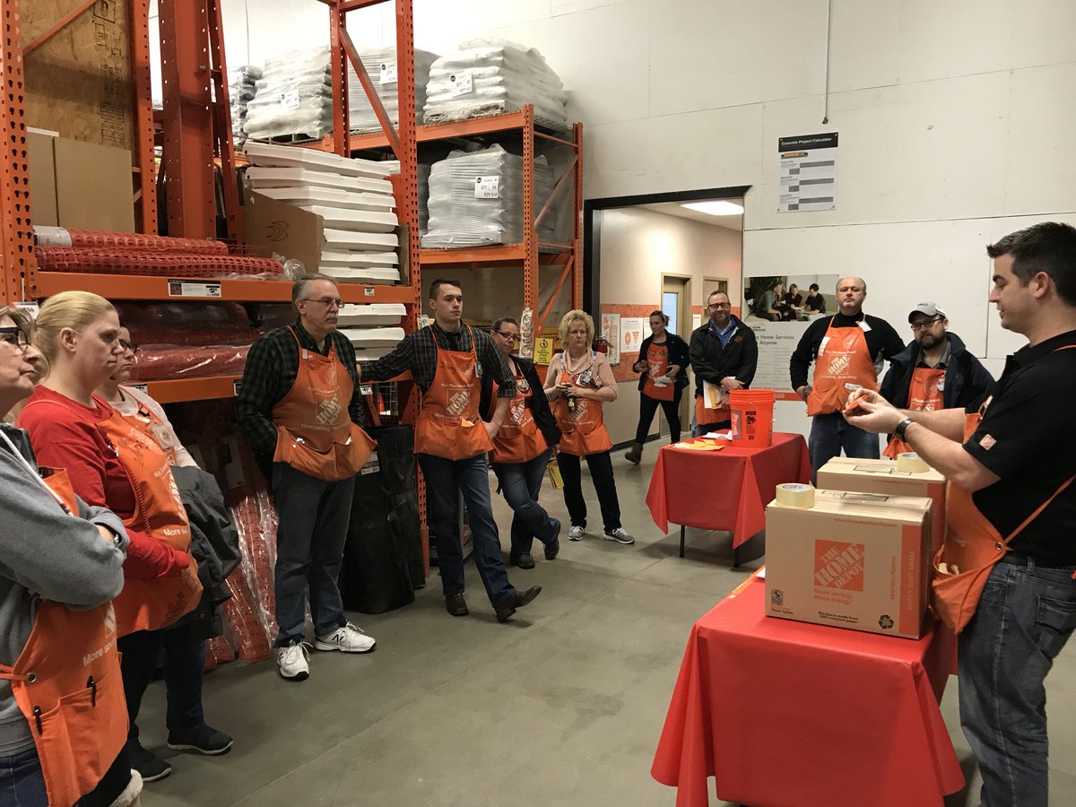 2762 practiced safe lifting today, freight on the sales floor and pizza in the training room!  Committed to safety and each other in 2018!
#safetymatters #pizzamatters #MWMAR2018 @plymouthhd2762 <a href="/JulieGiattino/">Julie Giattino</a> <a href="/SchulzCharlie/">Charlie Schulz</a>
