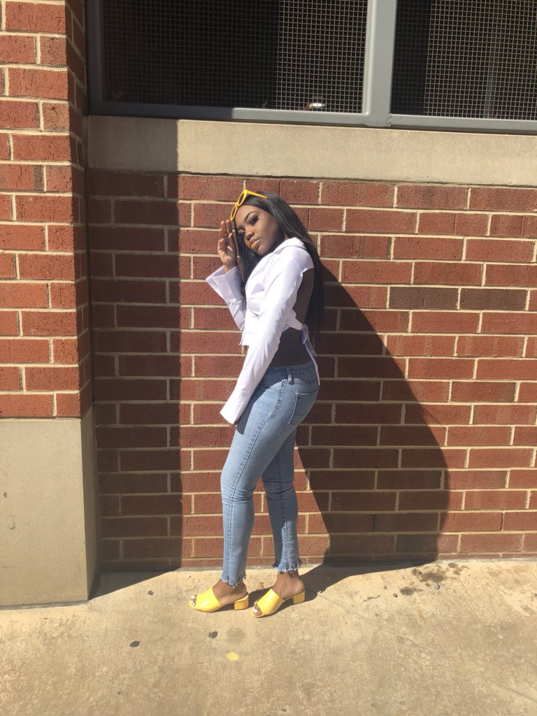 bsquiat's tweet photo. I come alive in the.... day time? #heyfefes #ciaa2018 https://t.co/tt661qtxIN