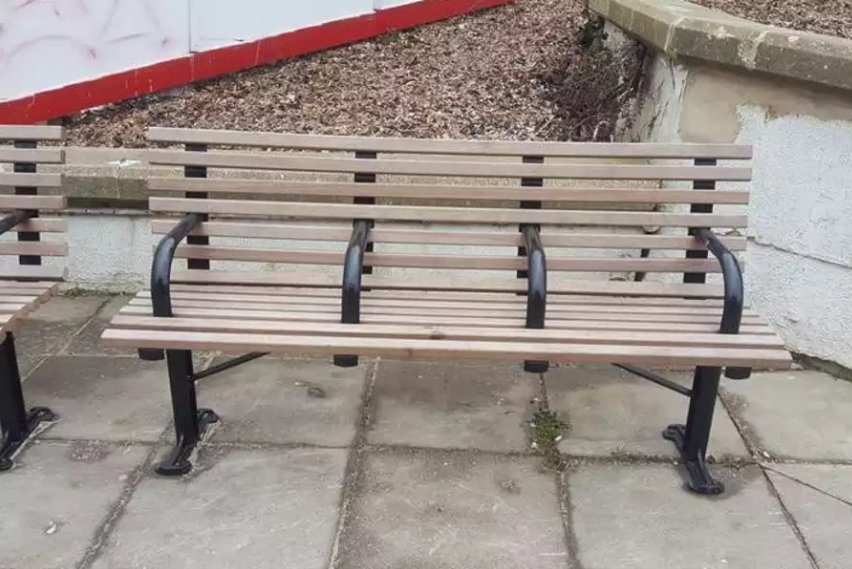 theipaper's tweet photo. Thousands back campaign against ‘anti-homeless’ benches in Brighton https://t.co/QE9HBLYYCT https://t.co/a14PRLzzIP