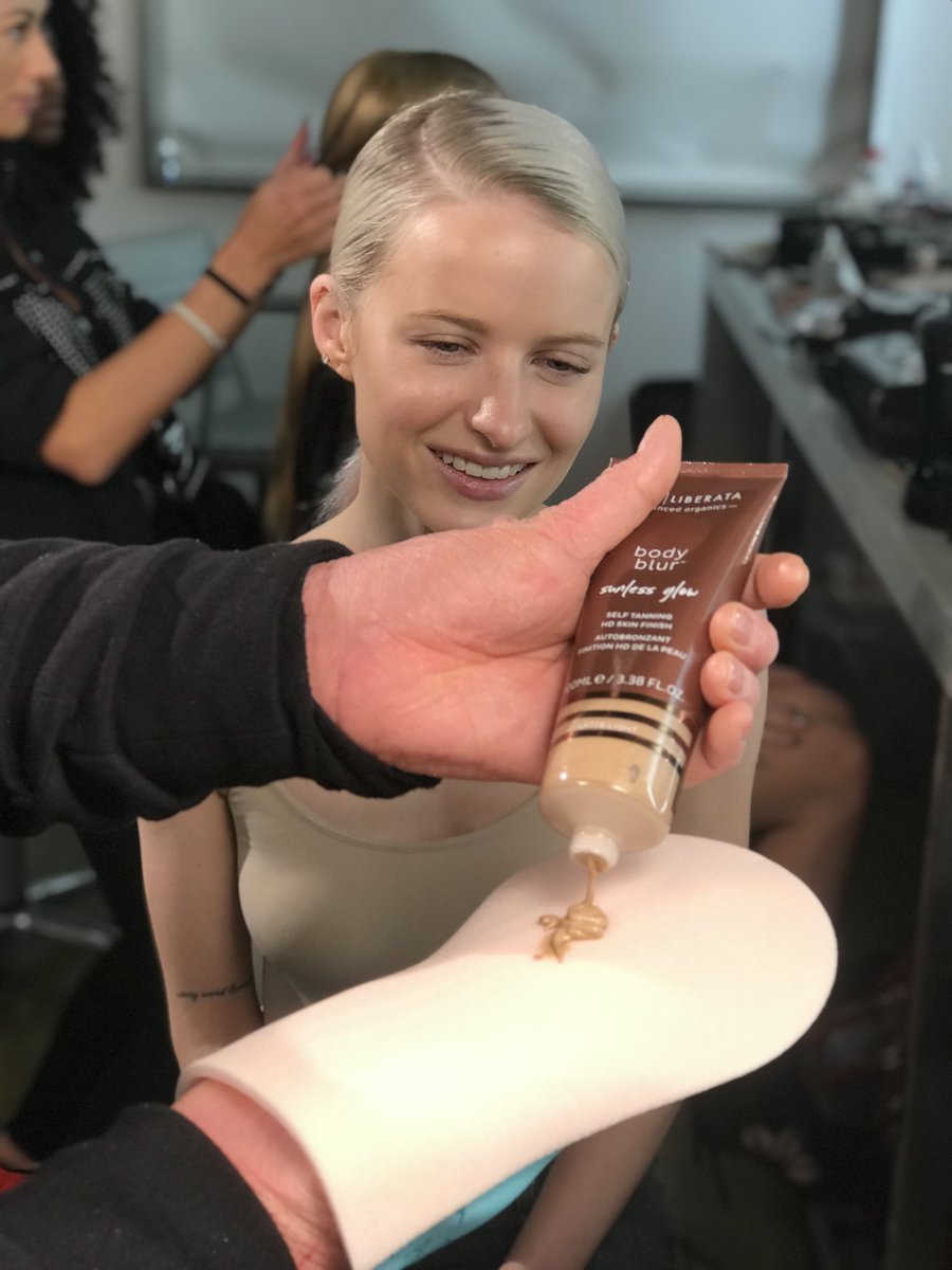 operatør fejl Alternativ Vita Liberata on Twitter: ".@inthefrow getting GLOWY with it on set last  week 🎬✨ Glow like Victoria using our BRAND NEW Body Blur Sunless Glow in  shade Latte Light. Stay tuned for @