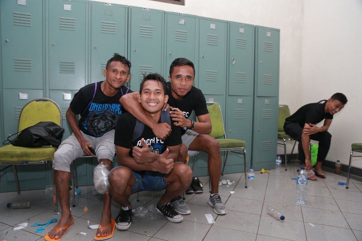 AremafcOfficial's tweet photo. Suasana Ruang Ganti Arema FC usai laga lawan Persebaya. Kekompakan itu tetaplah terjaga hingga Final tiba #aremafc #singoedan #aremania https://t.co/pzePmnXm7g