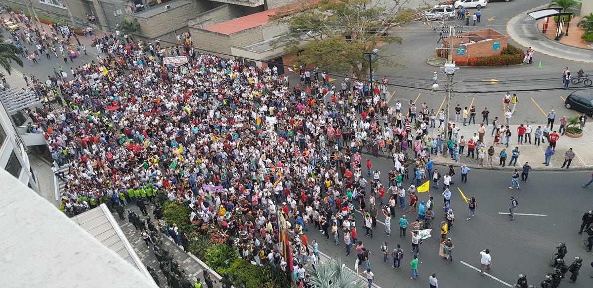 petrogustavo's tweet photo. Se reorganiza la manifestación. Ahora nos acompaña la gente. Hablaremos al público y denunciaremos al mundo los hechos. https://t.co/ZMVVKAt2P1
