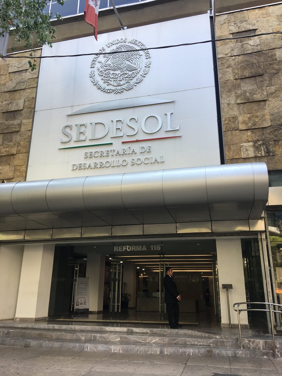 DavidIslasMoran's tweet photo. Según el análisis costo-beneficio del inmueble realizado en 2003, el total de la inversión a precios nominales 2003-2018 era de 579.1 mdp. En 2018, en @TPresupuestaria se reporta un monto de inversión de 785.5 . Clave: 02204120009. #CIEPMx #DatosEnLaCalle #RallyMx @maacias https://t.co/eDNF5oazhi