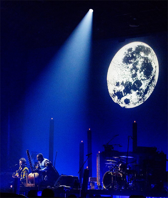 Moon over Bercy - <a href="/M_Chedid/">-M- Matthieu Chedid</a> and <a href="/ToumaniDiabate/">Toumani Diabate</a> from the final night of the #Lamomali tour <a href="/AccorH_Arena/">AccorH_Arena</a> in #Paris (Dec 2017).