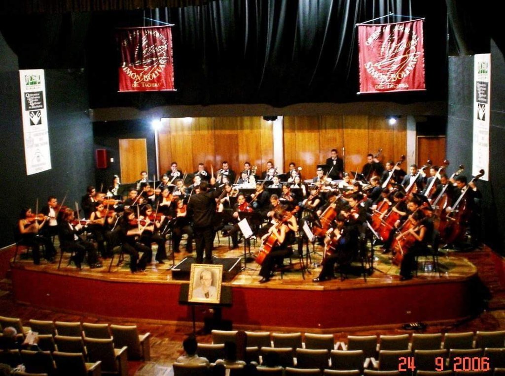 Concierto de la Orquesta Simón Bolívar del Táchira con la participación del violista Yilmar Vivas lanacionweb.com/regional/conci…