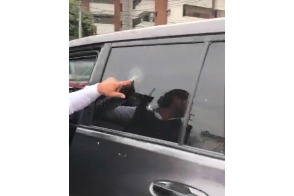 elespectador's tweet photo. Grave agresión contra caravana de Gustavo Petro en Cúcuta. https://t.co/JspWspzlAC https://t.co/5XFesqpprH