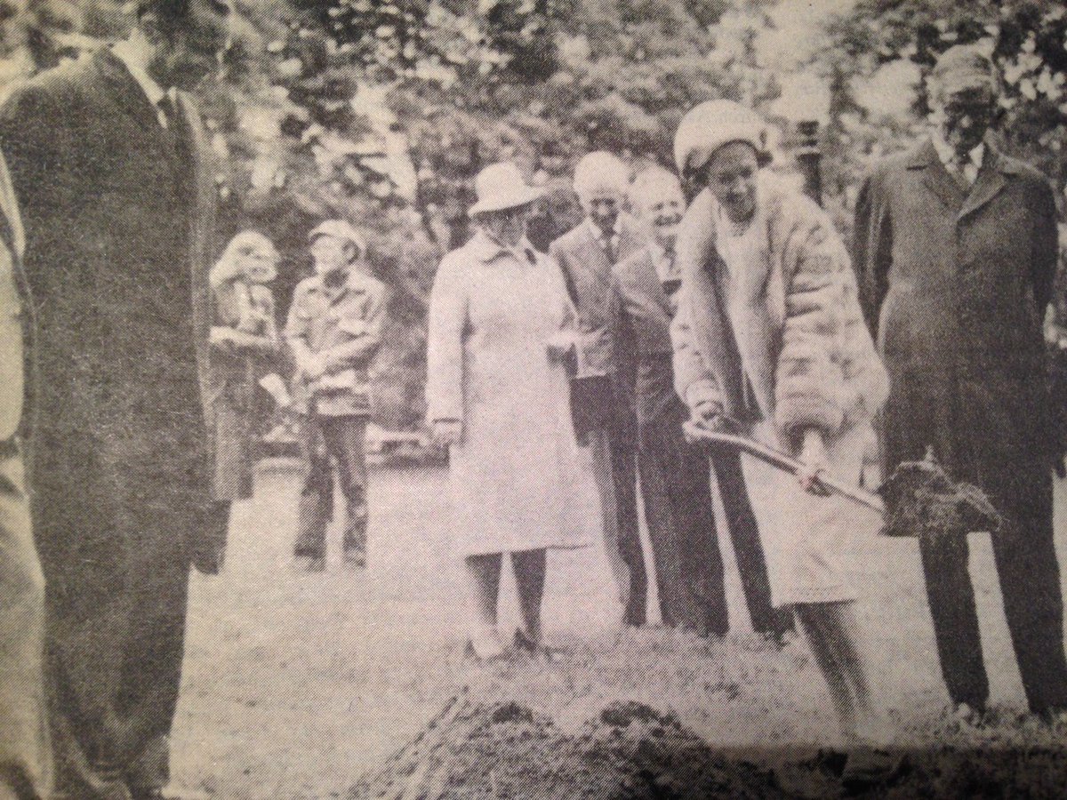 Le Roi Baudouin et la Reine Fabiola sont venus en Visite d'Etat au Canada en septembre 1977 et ont planté un arbre dans le parc de Rideau Hall. Le 12 mars les souverains belges <a href="/MonarchieBe/">Belgian Royal Palace</a> planteront un arbre à leur tour à l'invitation @GGJuliePayette