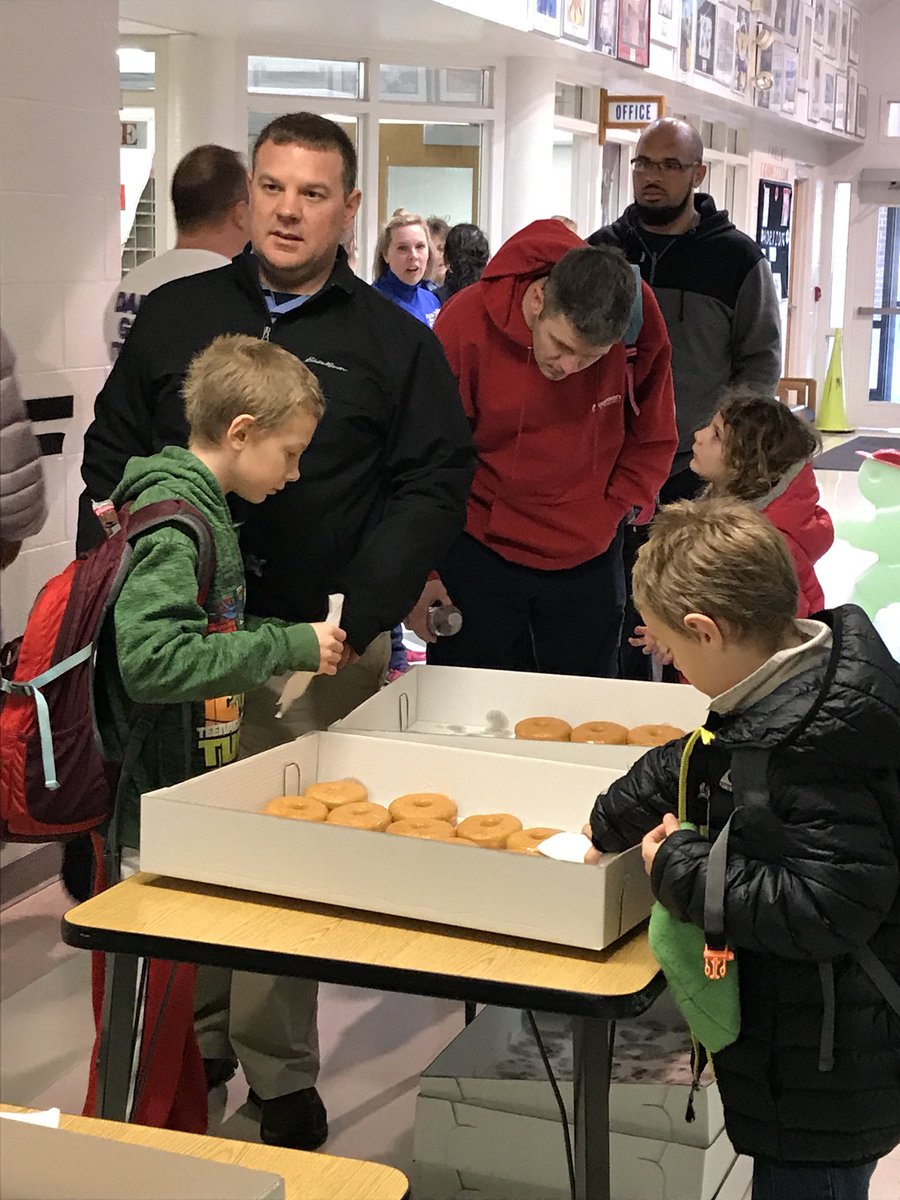 HZNElementary's tweet photo. Great times at Donuts for Dads this morning!   Thanks to our PTO and volunteers for making this a such a popular event! https://t.co/28uQtOSoXy