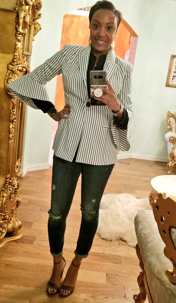 savvynsocial1's tweet photo. I love Spring style and this jacket from @cabiclothing stylist Alicia Forbes is going to be amazing styled different ways. Follow her Instagram for more great looks! https://t.co/QJDswBeWSw #comedresswithAlicia #savvynsocial #SavvyStyle https://t.co/qTP6KDNR6j