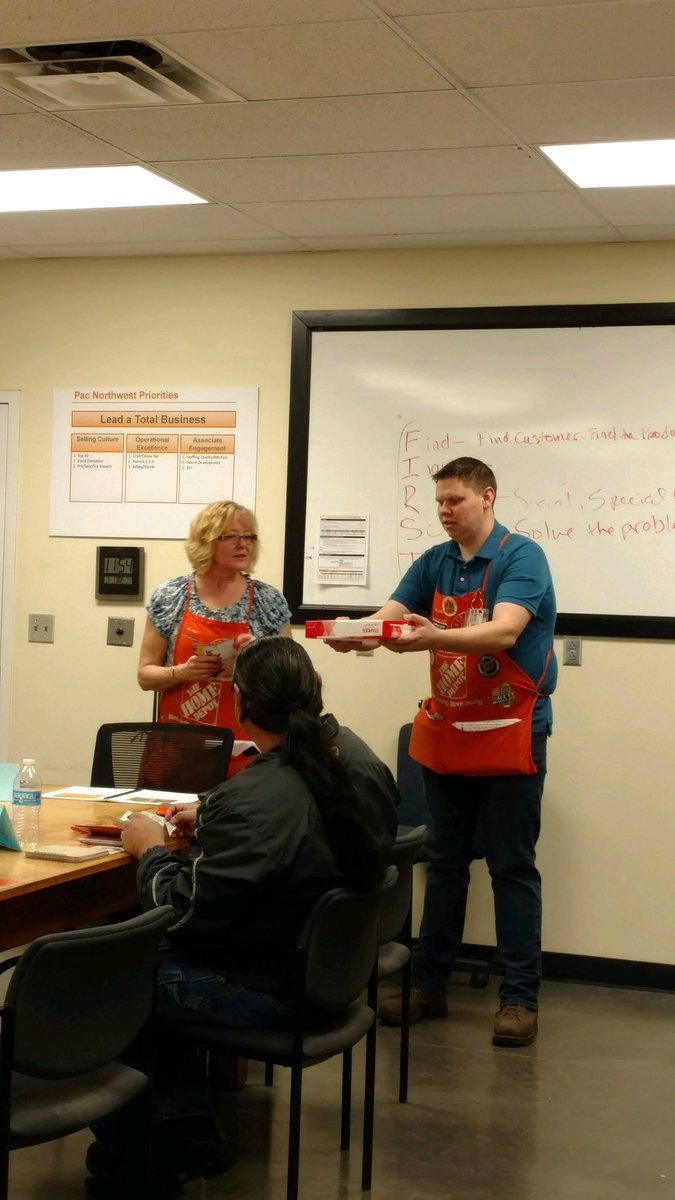 store4732's tweet photo. Becky explaining keep it close while Sean demonstrates.  Great job making safety fun for the new hires. #PACNWSTARTSAFE  @SeanMatson2 @store4732 @micheleking4732 @MikeCapMAPM198 https://t.co/aAnITvn0Vb
