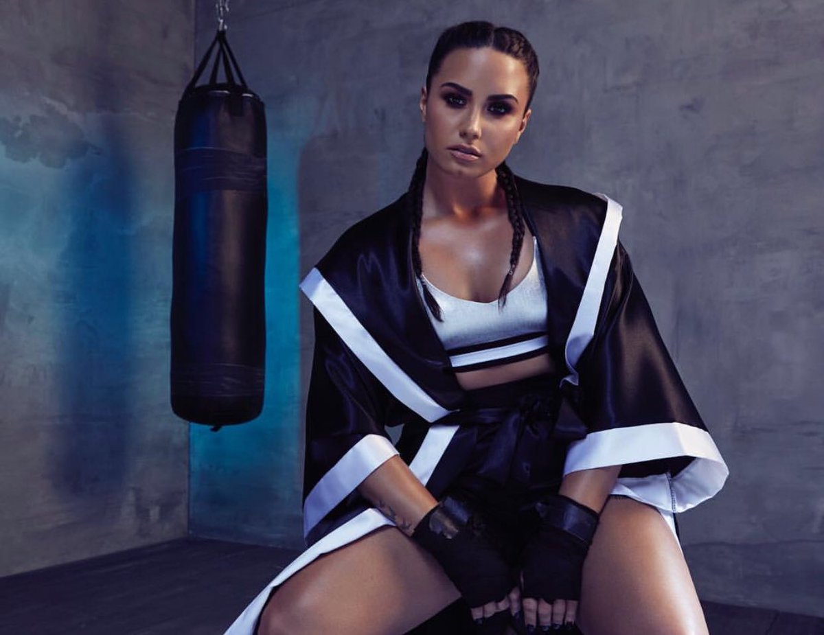LovatoArmyUS's tweet image. dennisleupold: In the mood for @ddlovato tonight #tellmeyoulovemetour 🥊 🥊 🥊