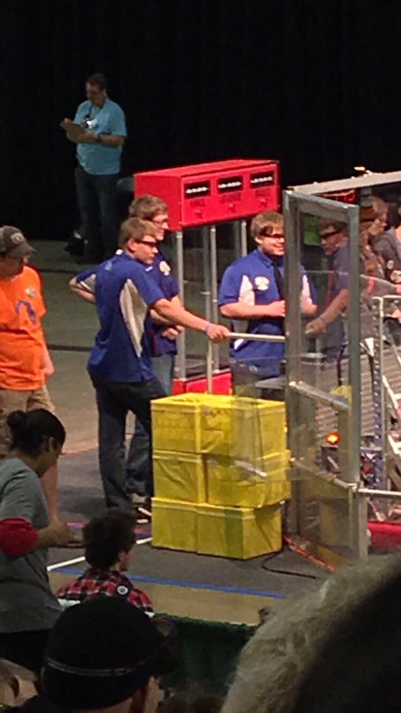 5172Robotics's tweet photo. Drive team patiently (excitingly!) waiting to compete in qualification match #49!! https://t.co/RtWsDqQUYa