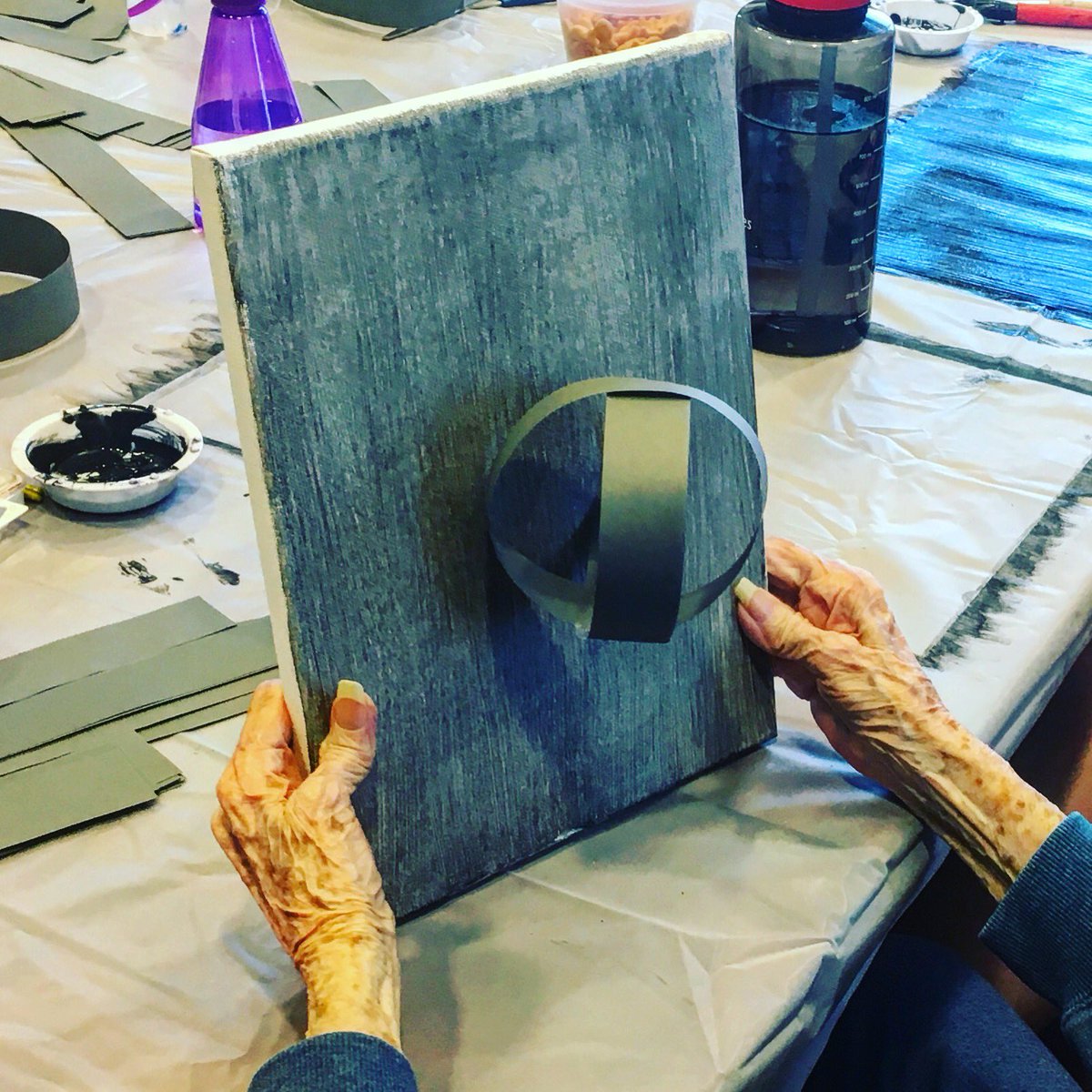 CogDynamics's tweet photo. She was so proud of her art, she just couldn’t stop pondering it, and showing it to her friends. She did it by herself. It was a good Friday in Art to Life. #BringingArtToLife #ArtTherapy #Storytelling #CultureOfCompassion #EndTheStigma #Alzheimers #Dementia #CognitiveDynamics https://t.co/CSKwif5VoL
