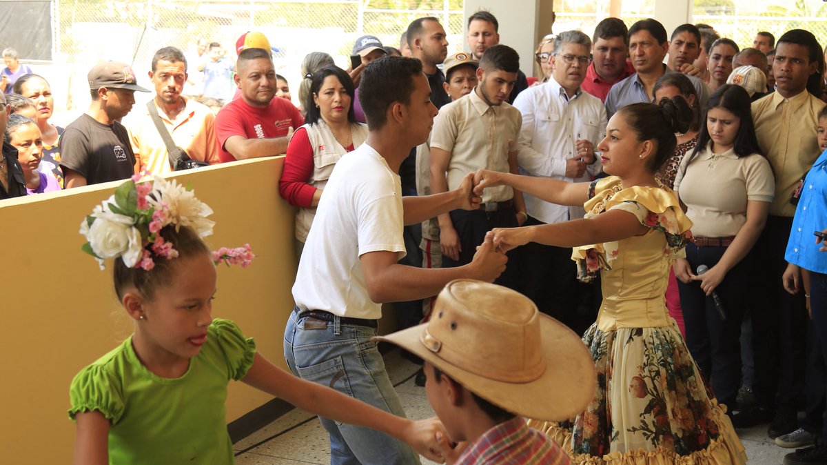 JauaMiranda's tweet photo. El gobierno bolivariano del Pdte @NicolasMaduro inauguró otro Liceo,el José Félix Ribas en Barrancas, Barinas. Y decretó un 58 % de incremento salarial a docentes trabajadores y obreros del magisterio venezolano.Seguimos fortaleciendo la educación pública, gratuita y de calidad. https://t.co/PmflVkaUPk