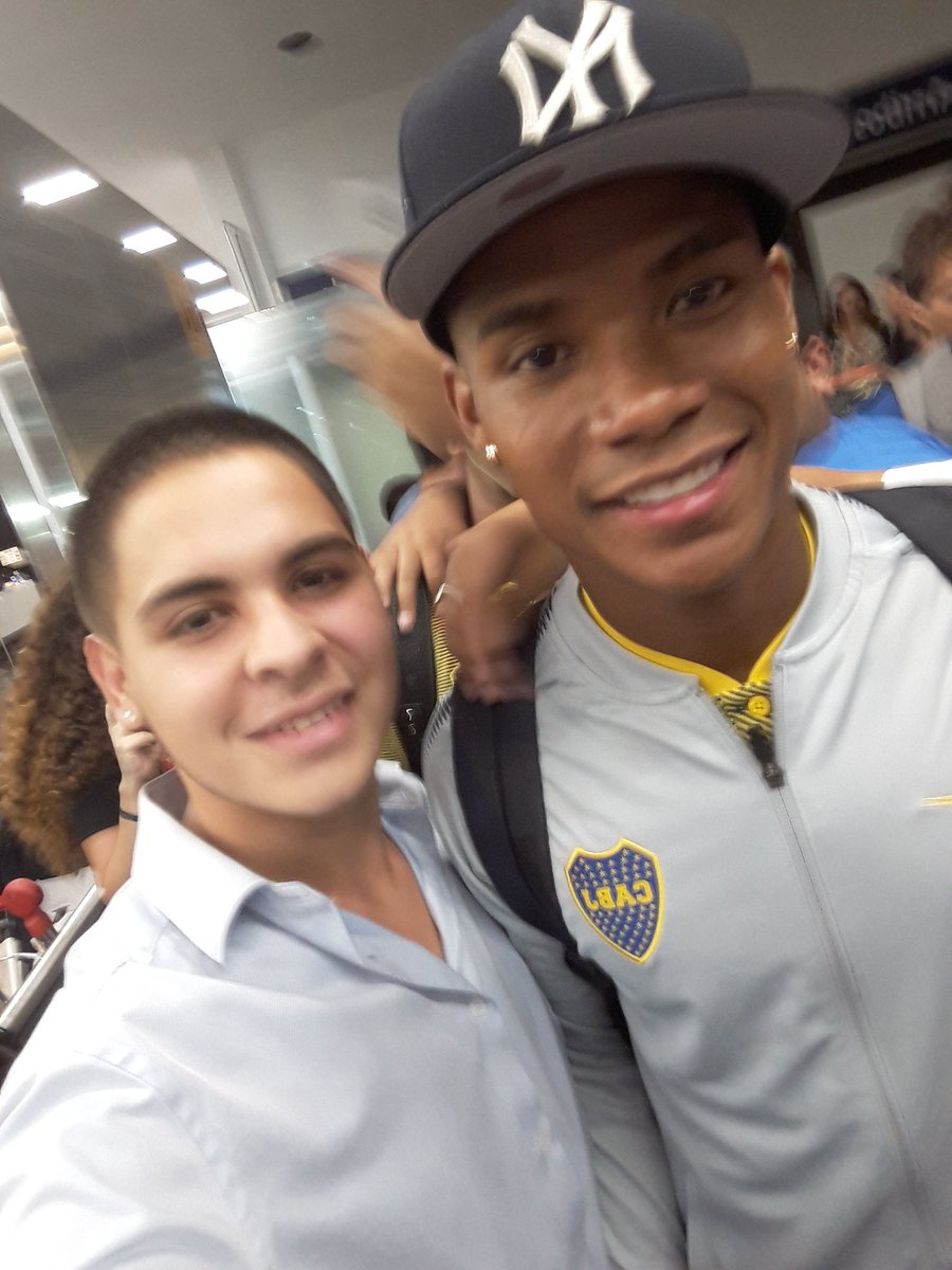 FacuMeza12's tweet photo. Con un negro de por ahi que me pidio una foto #WB16 😂💙💛💙 https://t.co/NVHdDPkIYH