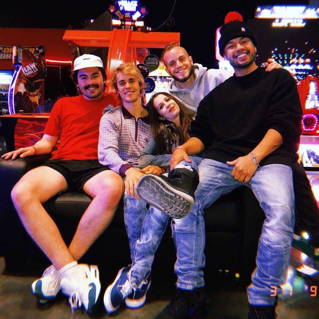 LaColaDeBieber_'s tweet photo. Justin , Pattie , Chaz , Ryan y Alfredo juntos 

@justinbieber #Friends #BestRemix #iHeartAwards https://t.co/dG1xWtNGGb