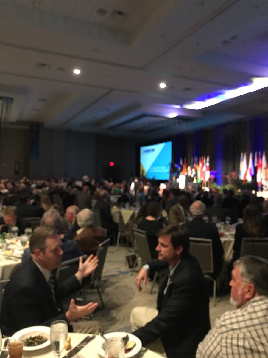 sskornegay's tweet photo. Having a great time at #2018FLPETS Dinner time! https://t.co/yA5We2UShG
