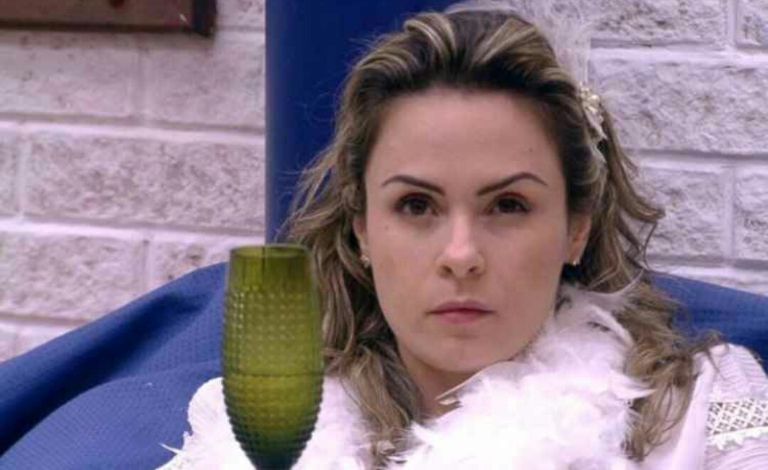 josilanlopes's tweet photo. Pode acontecer milhões de paredões falsos no BBB,mas nunca um participante irá superar a volta suprema e épica da rainha Ana Paula Renault 👑 #BBB18 https://t.co/F5EGyURAaS