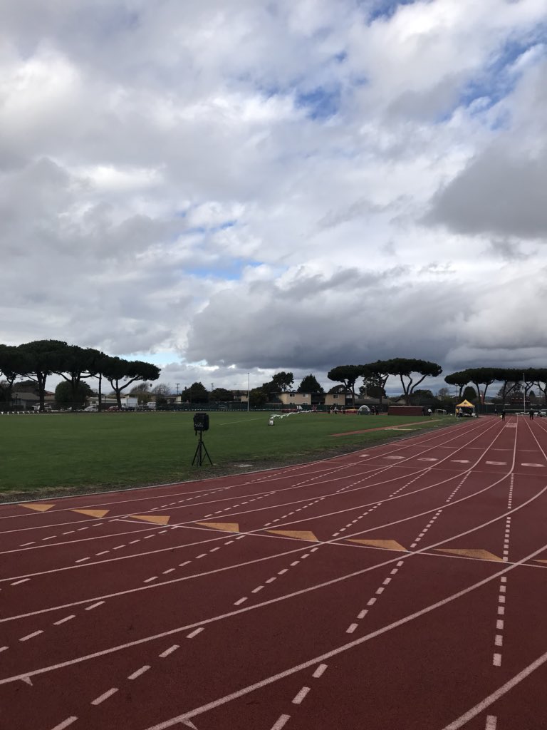 IRUNFITTED's tweet photo. Beautiful day for a track meet! 👍 https://t.co/hVDYVl82fR