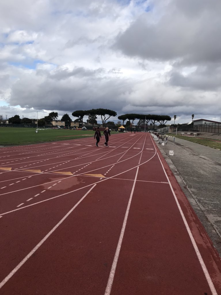 IRUNFITTED's tweet photo. Beautiful day for a track meet! 👍 https://t.co/hVDYVl82fR