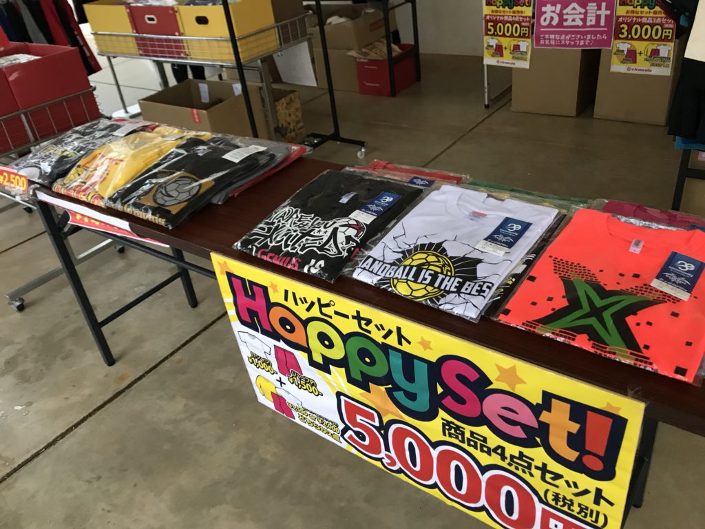 ElementsOkinawa's tweet photo. おはようございます😃
本日、比屋根小学校にて行われている
【中頭ハンドボール大会】にて
出張販売を行ってます‼️
本日限定の金額提示を行っております(^^)
#PrintShopelements #エレメンツ
#プリントショップエレメンツ #沖縄市
#泡瀬 #オリT #オリT作るならエレメンツ #クラT作るならエレメンツ https://t.co/QfowR3jpHk