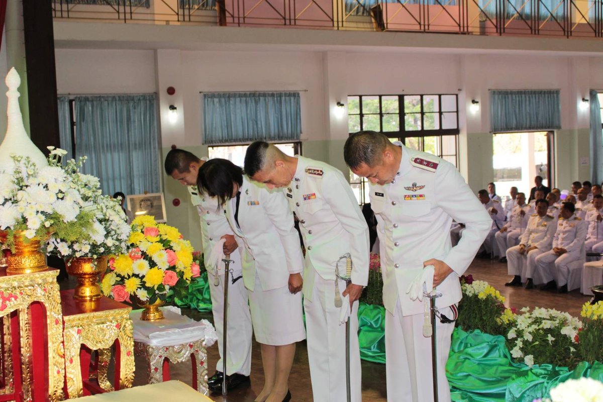 MuangUbonPolice's tweet photo. เมื่อ2มี.ค.2561 เวลา08.00น.
สภ.เมืองอุบลราชธานี จัดข้าราชการตำรวจร่วมพิธีถวายพระราชสักการะพระบาทสมเด็จพระปรมินทรมหาภูมิพลอดุลยเดช "พระบิดาแห่งมาตรฐานการช่างไทย"เนื่องในวันมาตรฐานฝีมือแรงงานแห่งชาติประจำปี 2561 ณ สถาบันพัฒนาฝีมือแรงงาน7 อุบลราชธานี
@MuangUbonPolice 
@ubonpolice https://t.co/32Diwwfw6Q