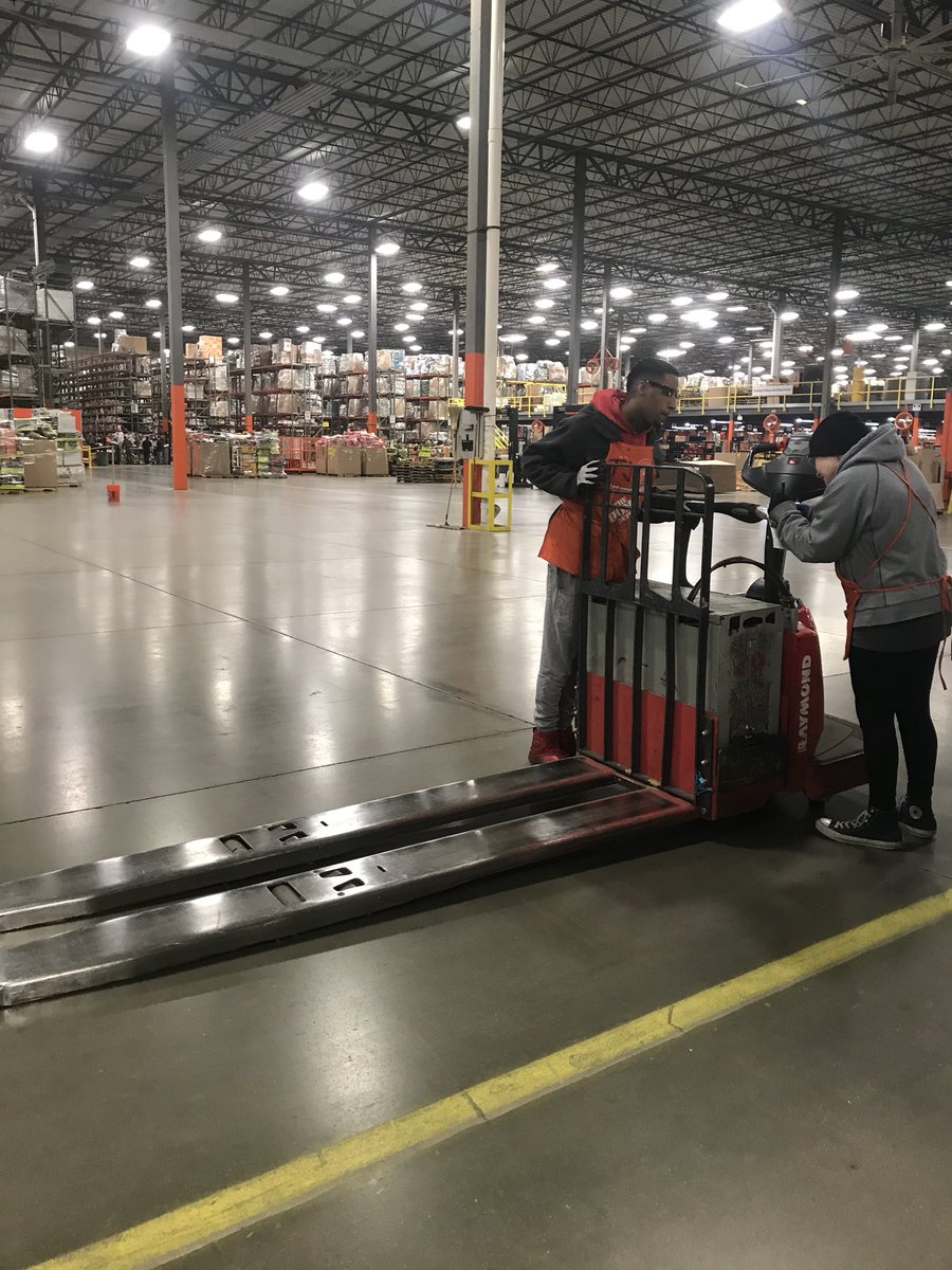 ginamarie280's tweet image. TJ spending time training Amber on the EPJ during downtime today @HDRLC8615 #crosstraining #associatedevelopment #2ndshiftbestshift