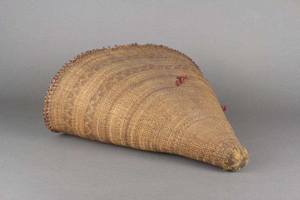 this is a willow burden basket from an unknown Washoe artist in 1900 but it looks like a dosa!